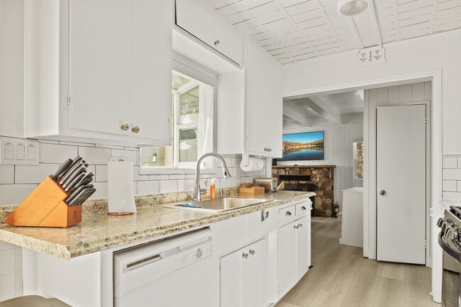 Building Photo - Lake-View 4BR Cabin with Dual Decks in Faw...