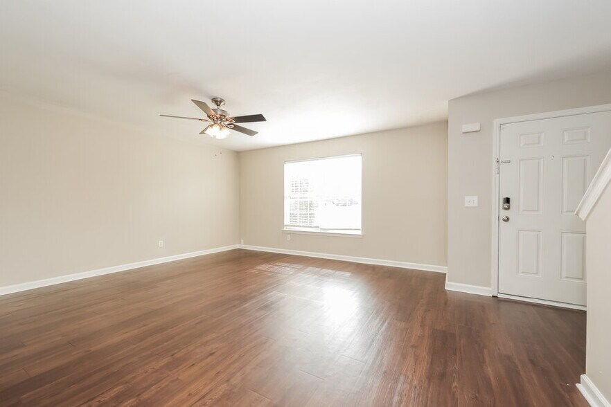 Building Photo - 702 Holland Ridge Dr
