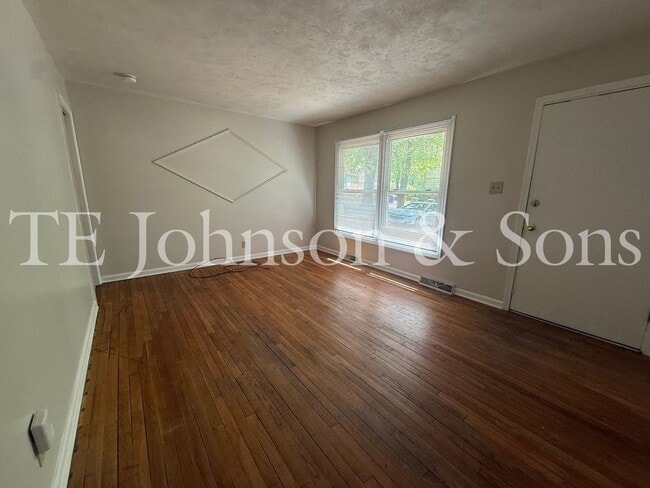 Building Photo - 3BR Home with Stainless Steel Appliances, Hardwood Floors & Carport