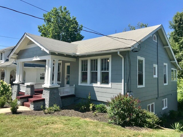 Building Photo - 306 Oakridge Blvd