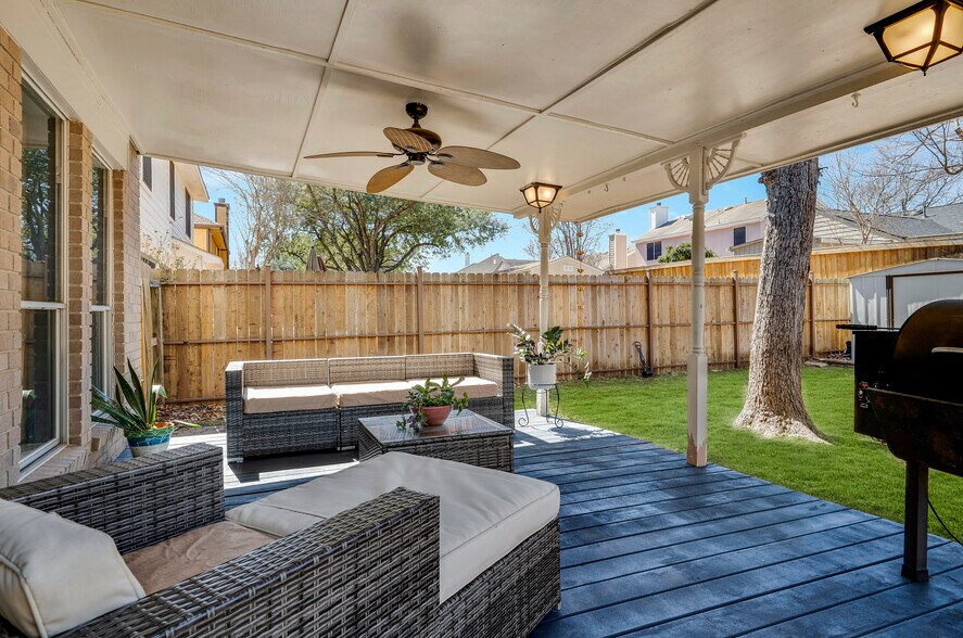 Building Photo - 10331 Mustang Rdg