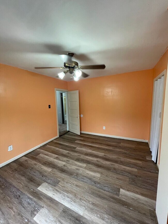 Building Photo - 456 Woodlane Ave