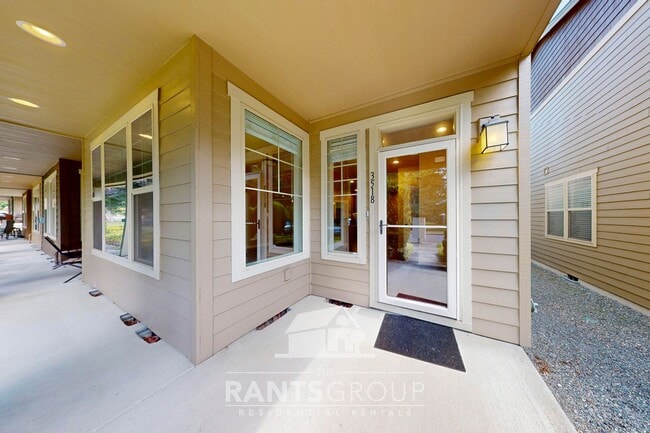 Building Photo - Beautifully upgraded townhome in a quiet L...