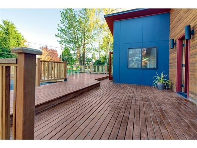 Building Photo - Incredible 3 Bed 2 Bath Madrona Home for L...