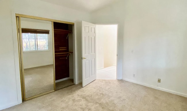 Building Photo - Bright & Spacious 2BR Townhome / Prime San...