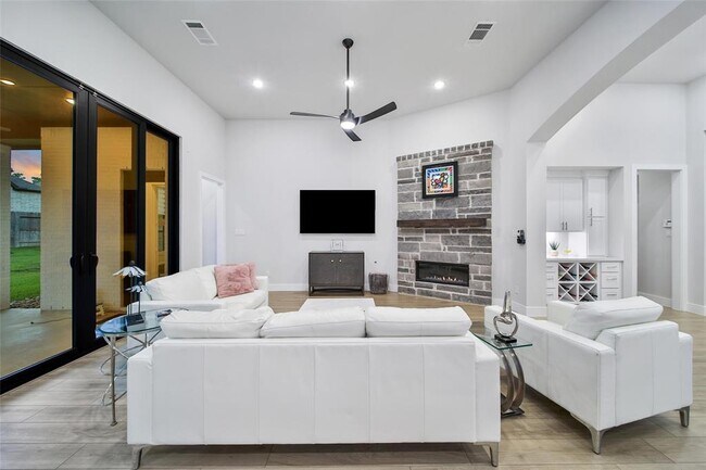 Building Photo - 149 Everest Dr