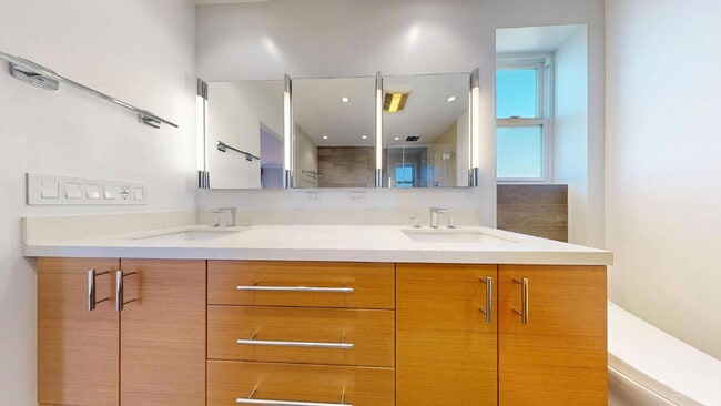 Building Photo - Charming, Renovated 3BR + Sunroom / 3.5 BA...
