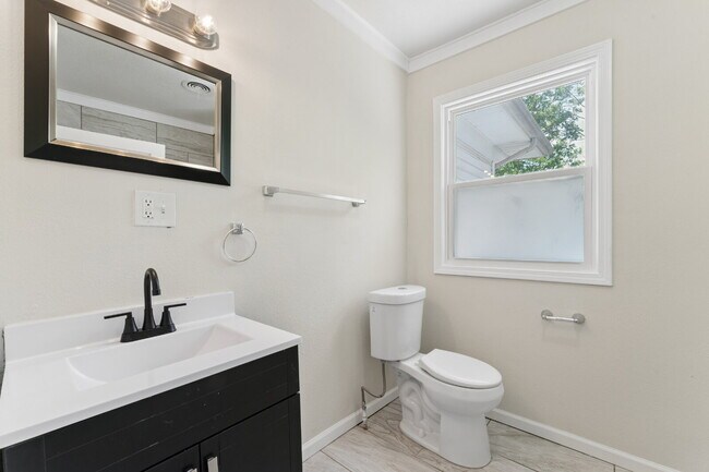 Building Photo - Welcome home to this stunning, light-filled rental that truly has it all! Featuring huge living s...