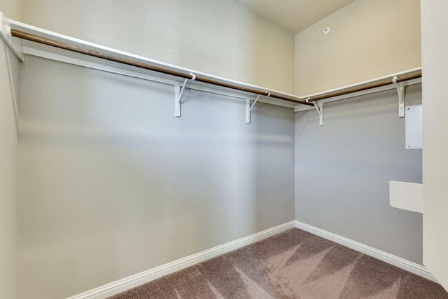 Building Photo - 13800 Lyndhurst St