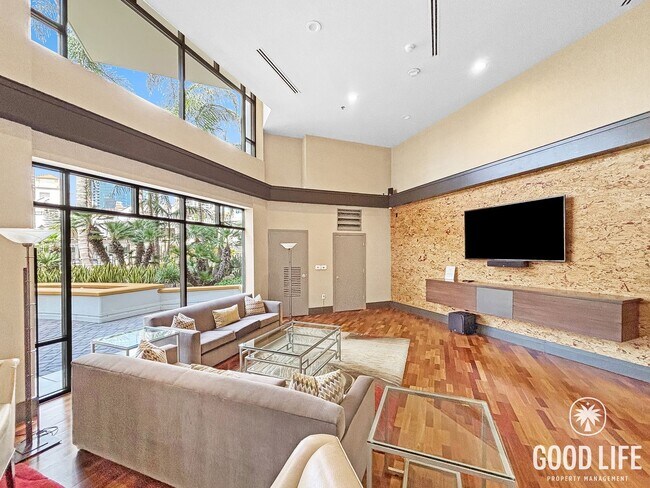 Building Photo - Sophisticated 1BD/2BA Condo in Marina District with City & Bay Views, Office & Resort-Style Ameni...