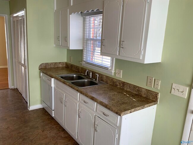 Building Photo - 2511 Galahad Dr SE