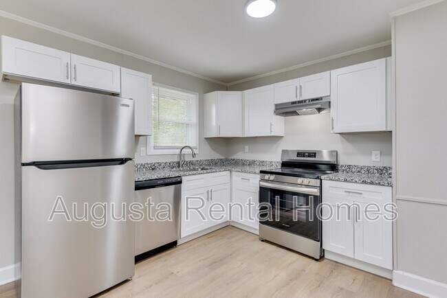 Building Photo - 3416 Kensington Dr N