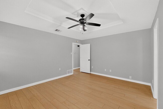 Building Photo - 620 W Stoneybrook Dr