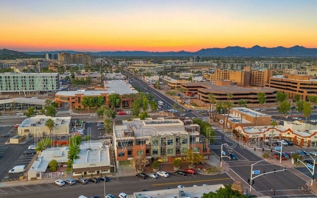 Building Photo - 4020 N Scottsdale Rd