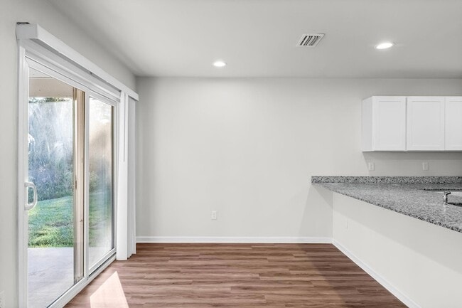 Building Photo - 698 Whispering Creek Ave