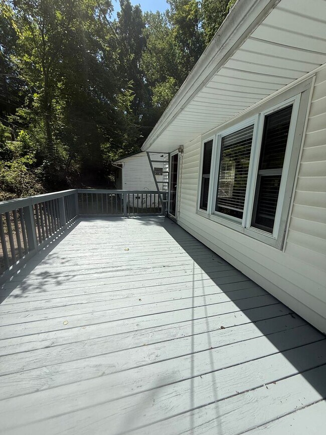 Building Photo - 3 Bedroom Single Family Home