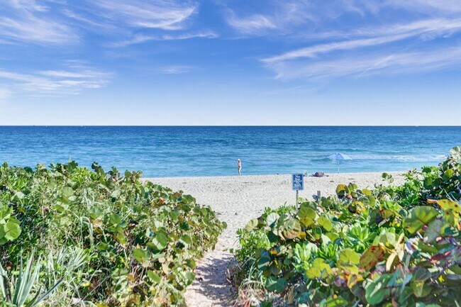Building Photo - Gorgeous New Townhouse on the Beach