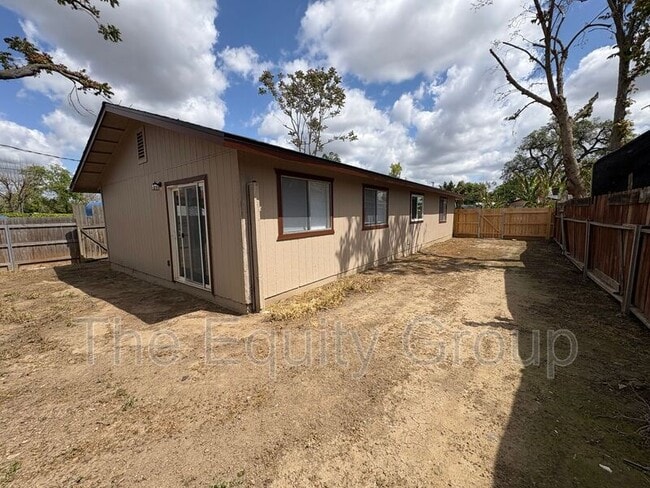 Building Photo - 514 N Summers St