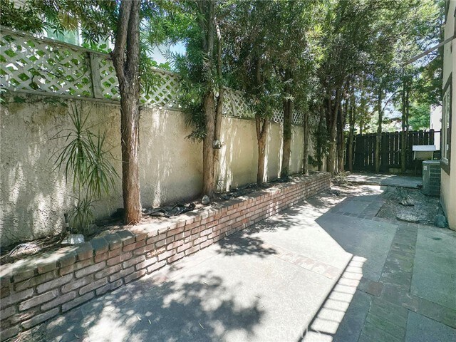 Building Photo - 904 N 1st Ave
