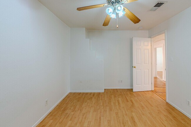 Building Photo - 609 Candelaria Rd NW