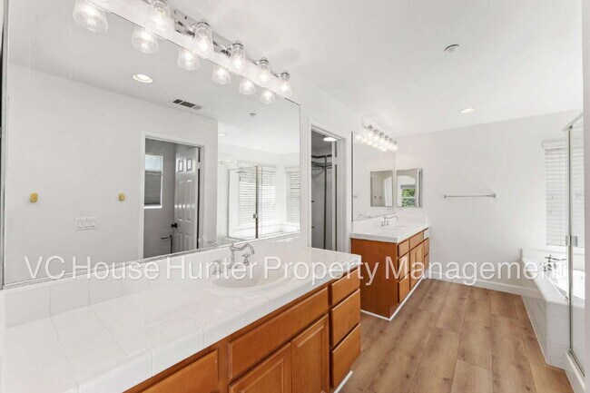 Building Photo - 4 Bedroom 2.5 Bath in Oxnard