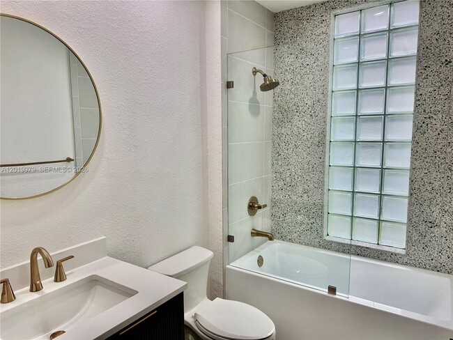 Building Photo - 2525 Bay Pointe Ct