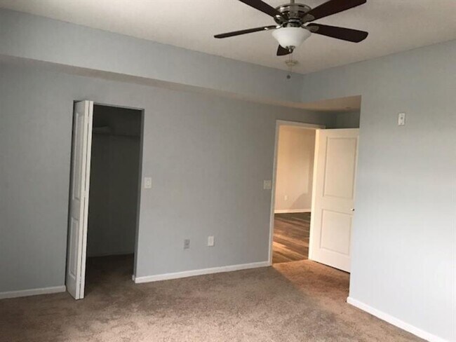 Building Photo - 5900 W Sample Rd