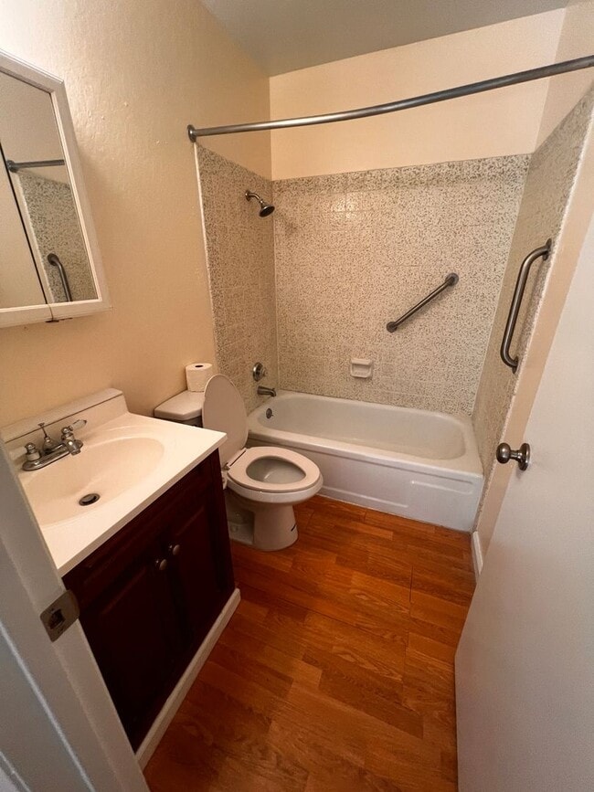 Building Photo - Great condo in a well managed complex with...