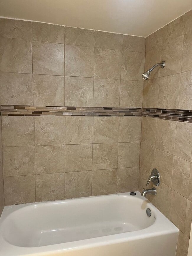 Building Photo - Spacious 2-Bedroom Condo on the First Floo...