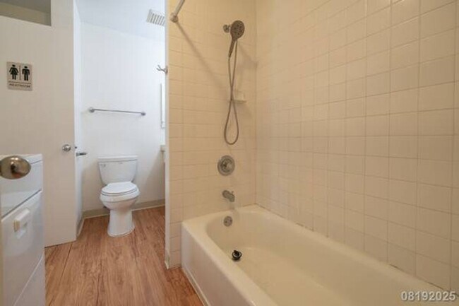 Building Photo - Bright and Cozy 2BR/1BA/1PKG unit in Royal...