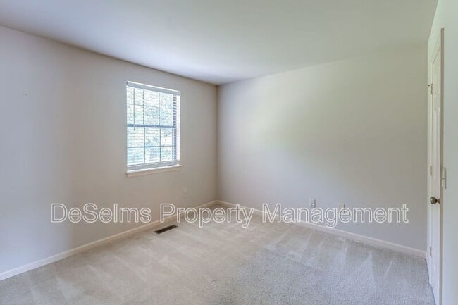 Building Photo - 1122 Brentwood Pointe