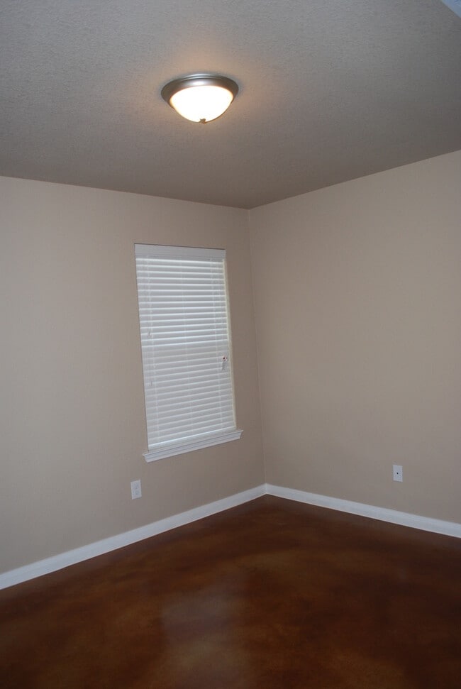 Building Photo - 1512 Dakota Ter