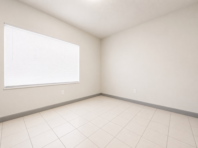 Building Photo - Three Bedroom Single Family Home with Private Fenced Yard and Driveway