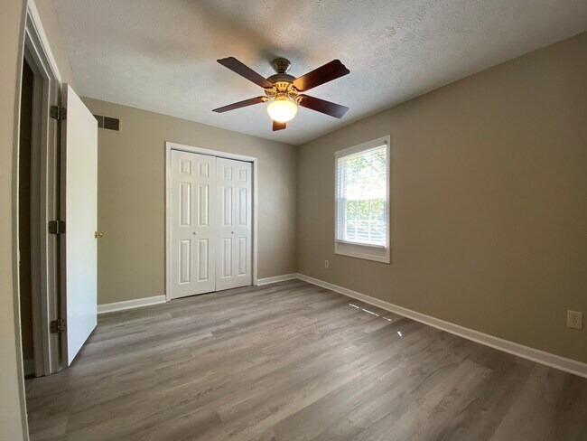 Building Photo - 110/112 Allyson Way