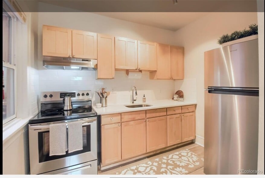 Kitchen - 541 E 14th Ave