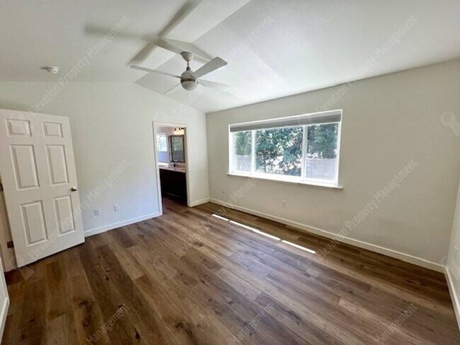 Building Photo - Beautifully updated 3 BR on west side of Bend