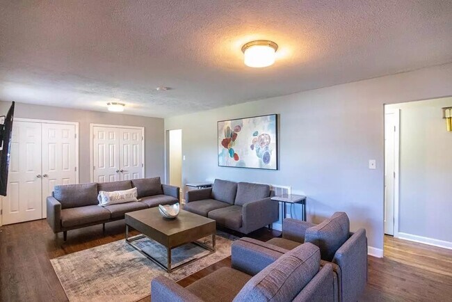 Building Photo - 614 Camellia St N E