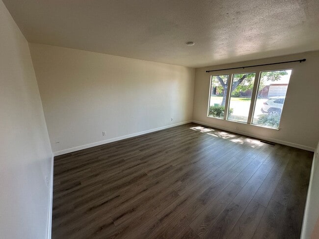 Building Photo - 1321 Palomar Way