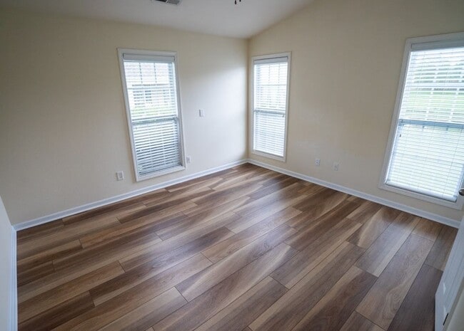 Building Photo - 3 Bedroom, 2 Bath End unit Townhome for Rent