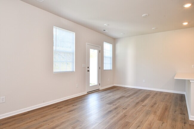 Building Photo - 18 Twiggs Ln