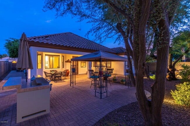 Building Photo - 908 Elm St