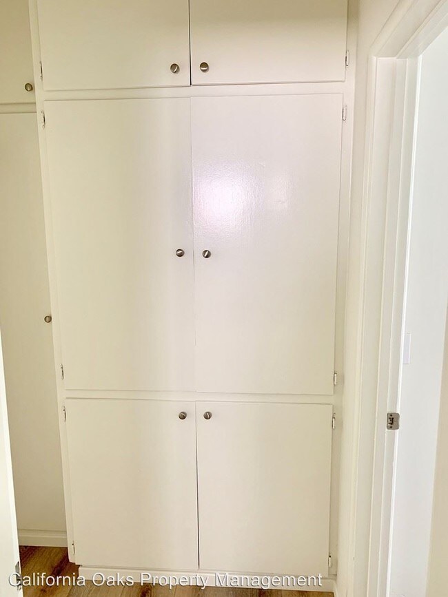 Building Photo - 409 E Oak St