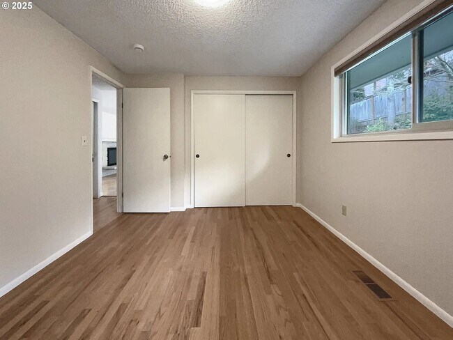 Building Photo - 1690 SW Woodland Terrace