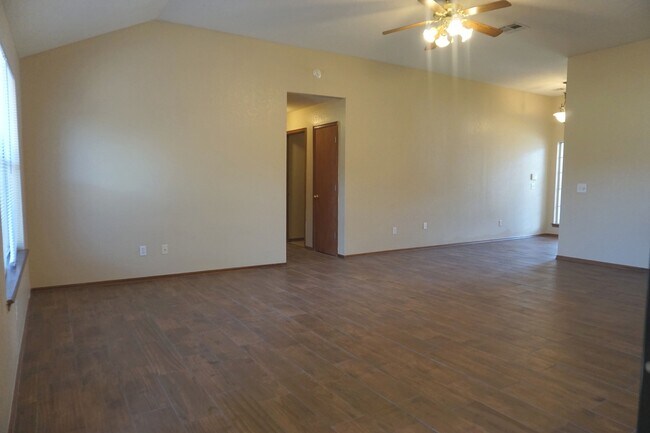 Building Photo - Charming Home in Stonepoint!