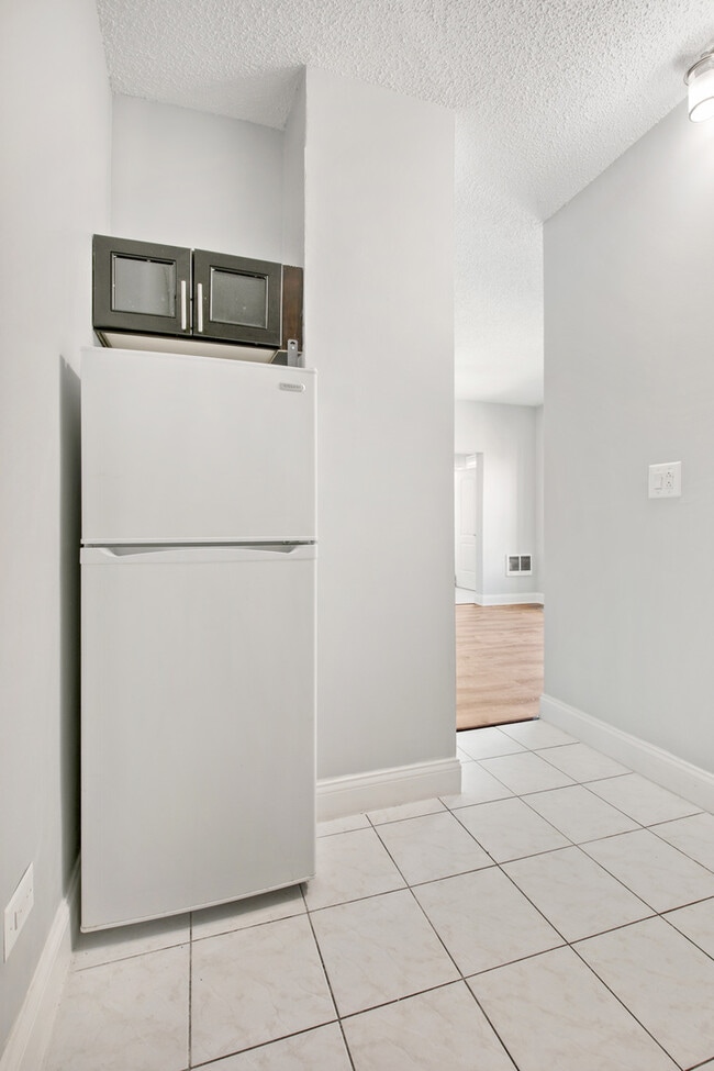 Building Photo - 4520 N Clarendon Ave