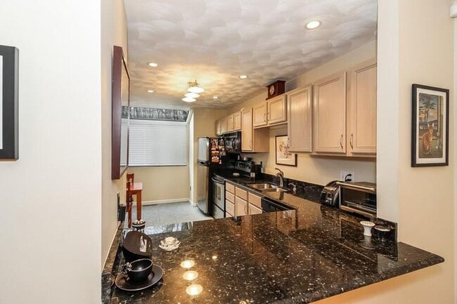 Building Photo - 5 Wake Robin Rd