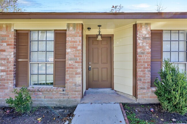 Building Photo - 1018 Surrey Ct