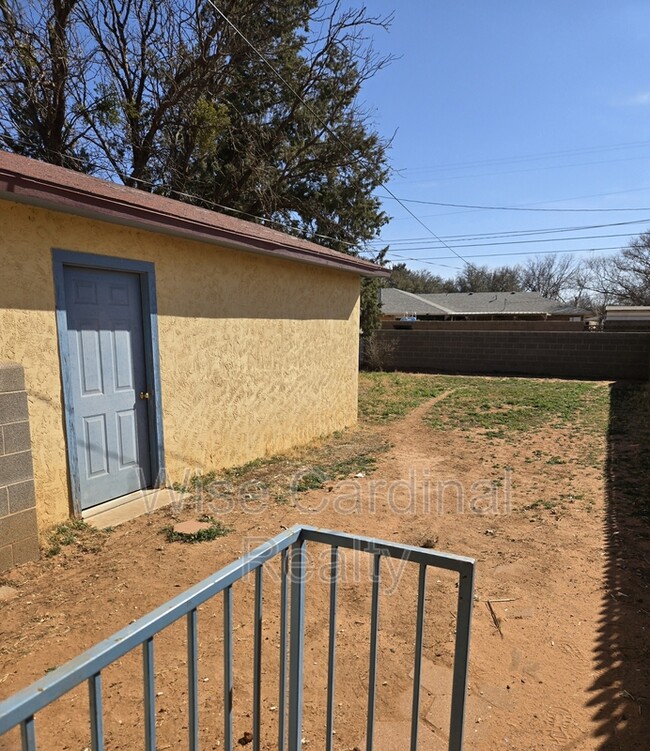 Building Photo - 1106 E Broadway St