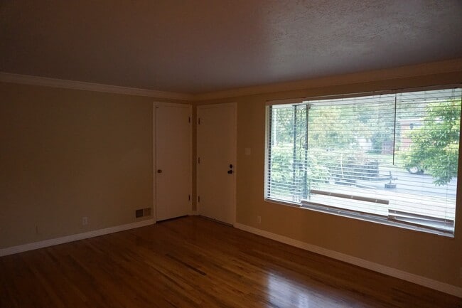 Building Photo - Bountiful 3 Bedroom 2 Bath Home