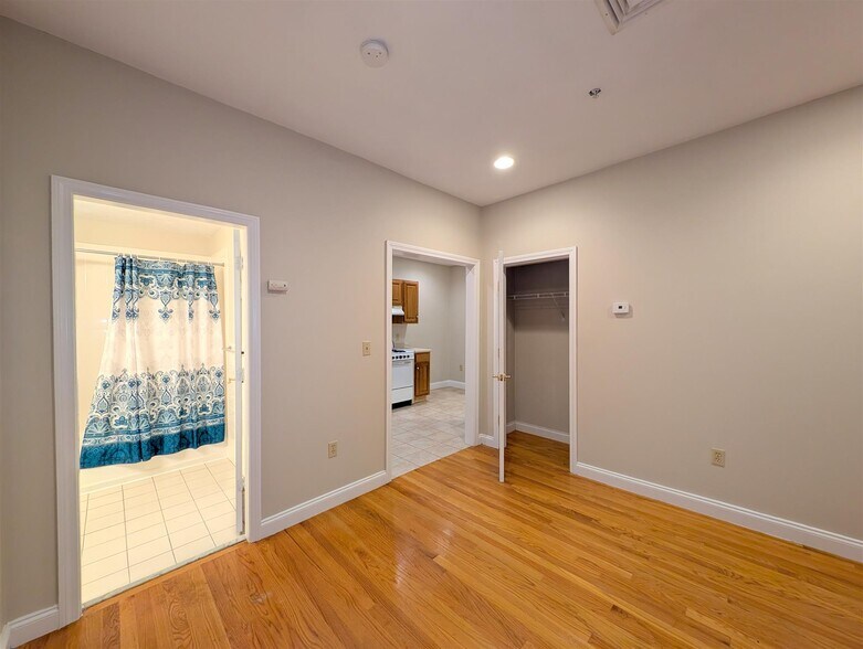 Building Photo - 454 Green St